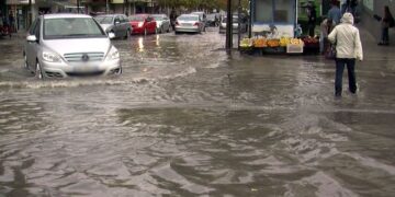 Rrebeshi përmbyt Durrësin, uji vërshon nëpër rrugët dhe trotuare