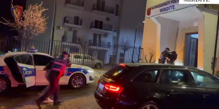 Morën me forcë në automjet 19 vjeçarin dhe e mbyllën në një garazh në Rrëshen, arrestohen dy të rinj