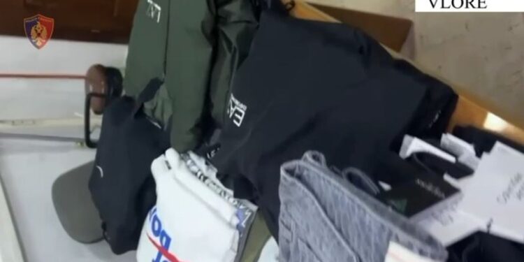 Shiste online veshje të kontrabanduara, e pëson keq 34-vjeçarja në Vlorë