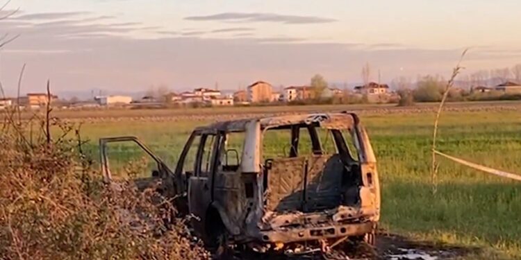 Pamje nga makina e shkrumbuar e autorëve që ekzekutuan Bejtjan, çfarë u gjet brenda saj