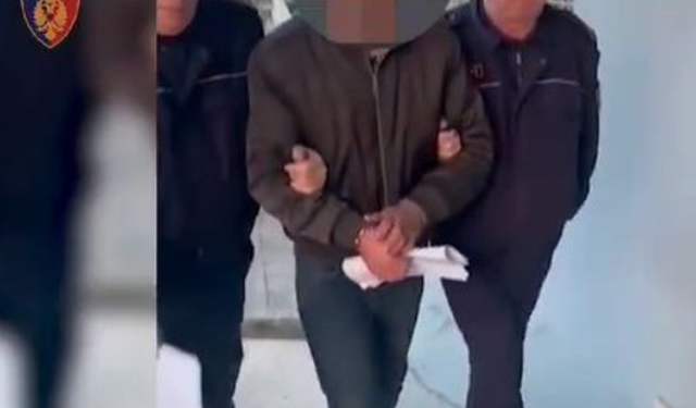 Dyshohet se theu xhamin e makinës për të vjedhur lekët, arrestohet 28-vjeçari
