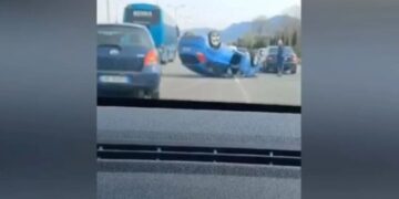 Aksident në autostradën Tiranë-Elbasan, përmbyset makina, radhë e gjatë trafiku