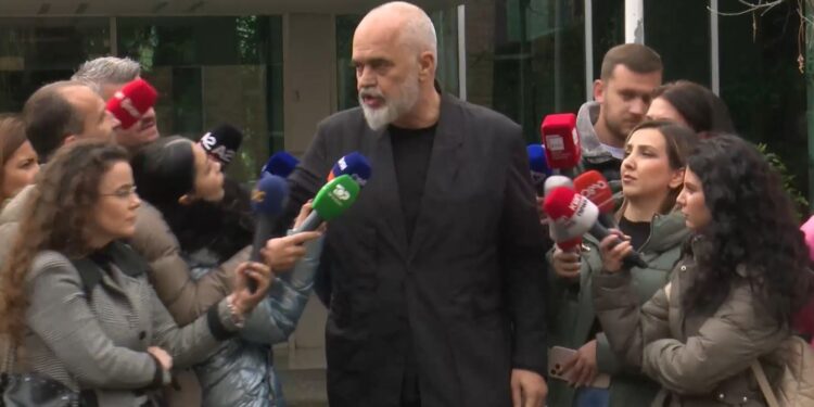 Rama u përgjigjet kritikave lidhur me gazetaren: Doja ta prekja miqësisht mbi supe! Dikur ata përballeshin me plumba