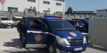 Goditet me sende të forta efektivi i policisë