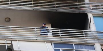 Përfshihet nga flakët një apartament në Tiranë (FOTO)