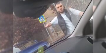 Çmenduri në Tiranë, hyn kundravajtje, dhunon shoferin tjetër që s’i hapte rrugën