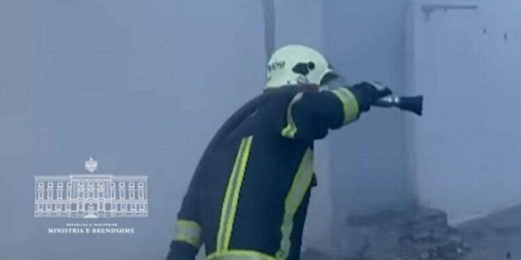 Shuhet zjarri në një banesë në Tiranë, reagon Balla