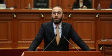 ‘Zbatoni vendimin e Kushtetueses’/ Bardhi, kërkesë Kuvendit: Po mbroni politikisht Xhaçkën dhe po pengoni drejtësinë