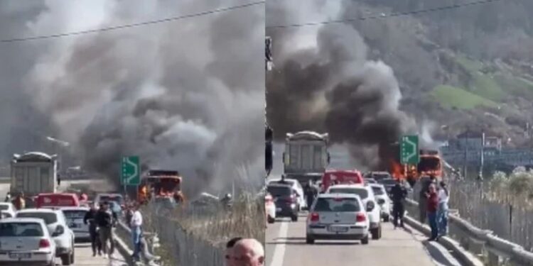 Merr flakë autobusi i pasagjerëve në autostradën Elbasan-Tiranë