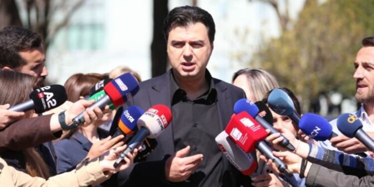 Bllokoi foltoren,Nikolla përjashton Bashën nga seanca