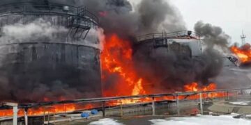 Shpërthen në flakë rafineria ruse e naftës