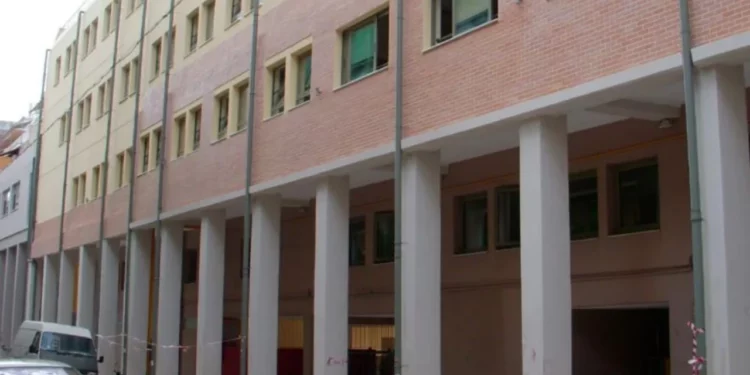 E rëndë në Greqi, 19-vjeçari plagos me thikë drejtorin e shkollës dhe një nxënës.