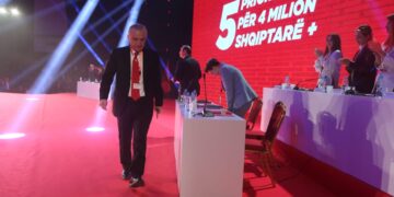 Rastësi apo zgjedhje? Meta nuk e ndjek fjalimin e Kryemadhit, shkon të votojë dhe kthehet pasi mbaron fjalën