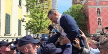 Këshilltarët e opozitës tentojnë të hyjnë brenda bashkisë së Tiranës, Tedi Blushi konfrontohet me policët