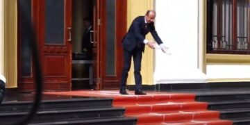 Derdh qumësht në shenjë proteste te shkallët e Kuvendit, Sula: Qeveria të kthejë sytë nga fermerët