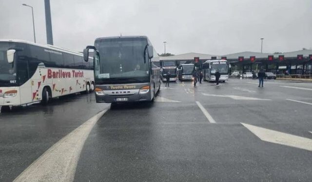 Qytetarët e Kosovës po ndalohen edhe në kufirin serb me Hungarinë, Ministria e Jashtme: Hakmarrje e paralajmëruar nga Vuçiç