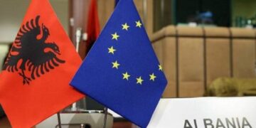 Bombat molotov gjatë protestës tek Bashkia Tiranë, reagon delegacioni i BE në Shqipëri: Dënojmë dhunën