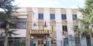 Gjykata e Fierit vendos arrest me burg për 63-vjeçarin, tentoi të godiste gjykatësen gjatë seancës