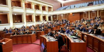 Letra/ U përjashtuan nga Basha, Bardhi kërkon rikthimin e deputetëve në Grupin e PD-së!