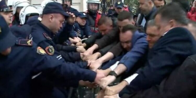 Procedohet për tensionet në protestën e djeshme, Klevis Balliu: Nuk më ndaloni, por më motivoni më shumë! Shihemi në…