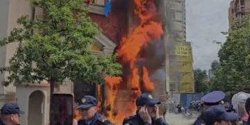 Përshkallëzohen tensionet te protesta, zjarr te Bashkia e Tiranës