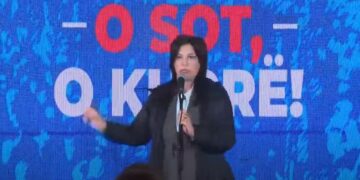 Jozefina Topalli i bashkohet protestës poshtë banesës së Berishës: Nuk mund të mbahet në arrest shtëpie kryetari i opozitës, pa fakte
