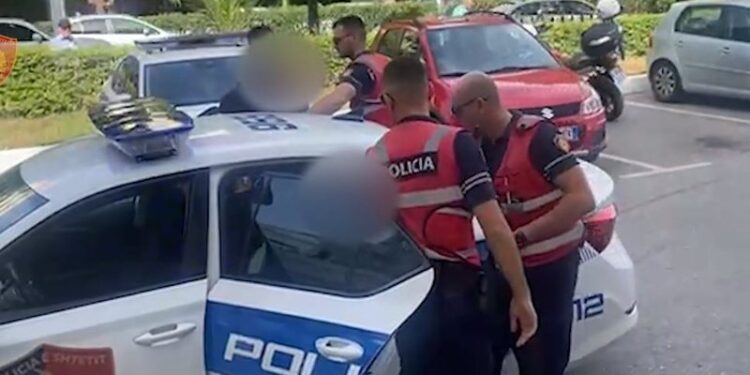 Të shpallur në kërkim për një sherr masiv të ndodhur një ditë më parë, vetëdorëzohen në polici 3 prej personave të përfshirë