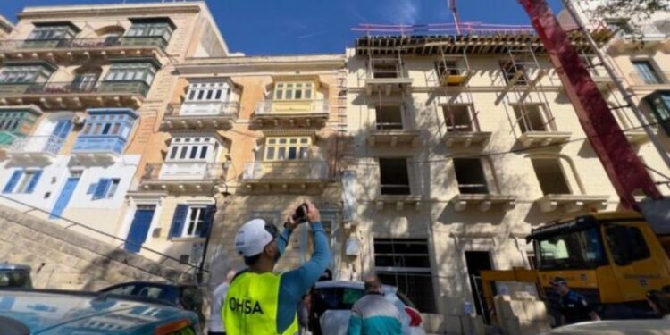 E rëndë , po punonin në ndërtim, bien nga kati i 3-të i pallatit dy shqiptarët
