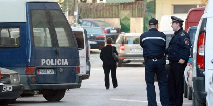 Pogradec , larguan nga vendngjarja 39-vjeçarin që kërcënoi me armë punonjësit e Task Forcës, 2 të arrestuar