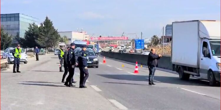 Aksident i rëndë në vend , makina përplas këmbësorin, zbardhen detajet e para