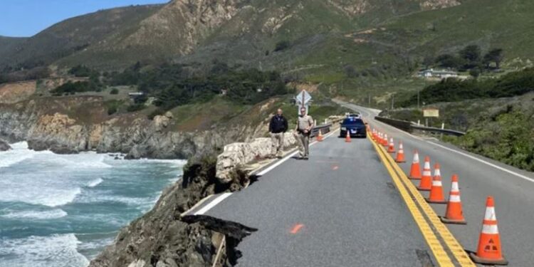 Shembet një pjesë e autostradës, bllokohen me dhjetëra makina