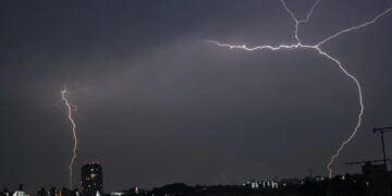 Rrufeja godet futbollistët gjatë ndeshjes, raportohet për 18 të shtruar në spital, dy në gjendje të rëndë