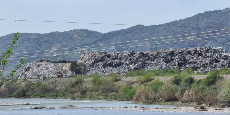 Fikja e inceneratorit rrit malin me plehra në Elbasan