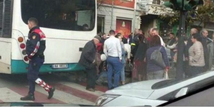 ‘E rëndë’, shoferi pëson arrest kardiak, autobusi përplas turmën e qytetarëve, raportohet për tre të vdekur