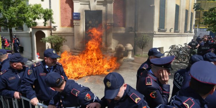 “Non-grata” dhe Meta i vunë zjarrin Bashkisë Tiranë, PS reagon ashpër: Protestë jo politike, një grup njerëzish që përdoren për interes