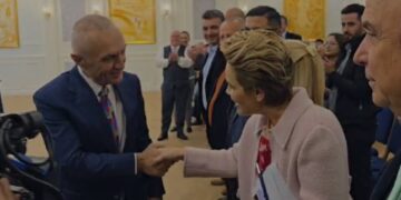 Pas përplasjeve politike, Ilir Meta dhe Monika Kryemadhi shtrëngojnë duart! Kryemadhi: Ne jemi të shtëpisë, nuk jemi mysafirë