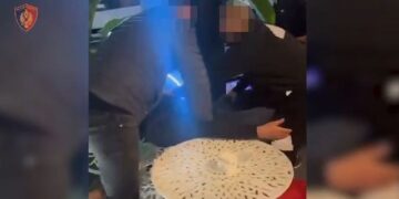 I dyshuar si organizator i trafikimit të të rriturve jashtë kufirit, vihet në pranga 53-vjeçari