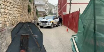 Shembet rruga në Sarandë, bllokohen makinat në lagje