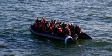 8 mijë paund për kalimin me gomone, dënohet shqiptari në Angli, në gomone edhe fëmijë pesë vjeç