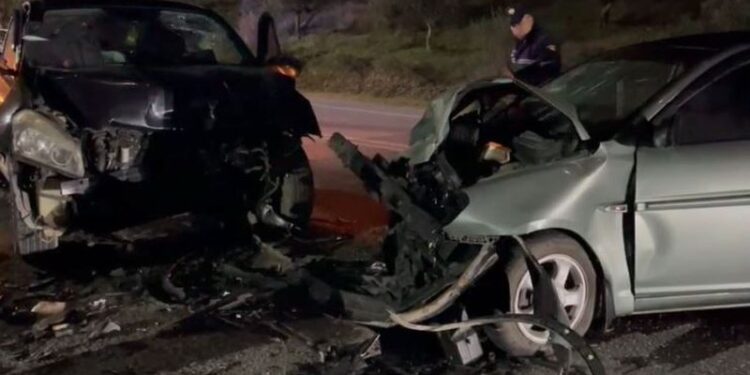 Aksident i rëndë në vend, dy makina përplasen ‘kokë më kokë’, raportohet për të plagosur