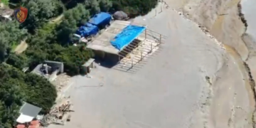 Akuzohen se po ndërtonin pa leje në plazhin e Gjipesë, arrestohet 52-vjeçari, në kërkim 3 të tjerë