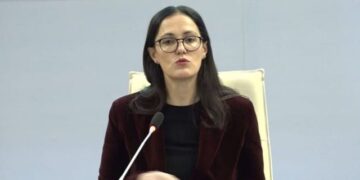 Burri i Ibrahimajt plagosi me thikë drejtorin, reagon Policia e Shtetit: I morëm dëshminë