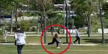 Çmendet i riu, ndjek me vrap dhe tenton të godasë fëmijët me thikë (Video)
