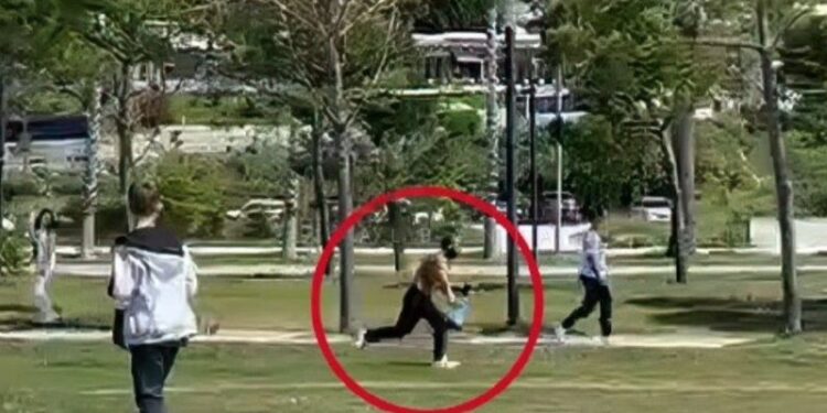 Çmendet i riu, ndjek me vrap dhe tenton të godasë fëmijët me thikë (Video)
