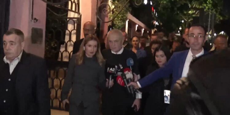 “Berisha nuk është në arrest shtëpie, është në piedestal”- Meta vesh bluzën me mbishkrimin ‘lironi liderin e opozitës’