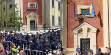 Hiqet flamuri kombëtar nga godina e Bashkisë së Tiranës