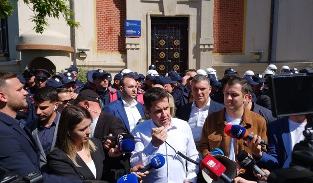 Protesta te bashkia, Alimehmeti: Kërkojmë mbledhjen urgjent të Këshillit Bashkiak mbi arrestimet e drejtorëve