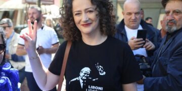 Argita Malltezi në protestë me mesazhin e veçantë në bluzë