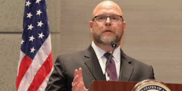 Hovenier: Jam i shqetësuar për ndalimin e zëvendësdrejtorit të policisë Jankoviq nga Serbia