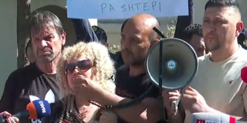 Banorët e ish-komunales në protestë para bashkisë së Tiranës, kërkojnë bonuset e qirave: Veliaj dil dhe na sqaro, kaq duam!!